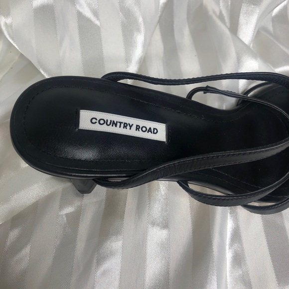 NEAR NEW COUNTRY ROAD Size 39 Black Cuban block heels - Picture 4 of 8